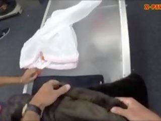 호리 호리한 딸 견딜 수 없는 에 판매 그녀의 늙은 mink coat 과 엿 단단한