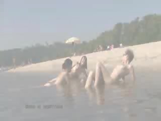 에이 공공의 바닷가 가열 올라 와 두 swell 인형 nudists
