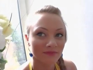Красуня підліток трахання два величезний крани