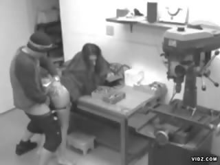 Пара з workers sneaking великий ххх кліп на робота