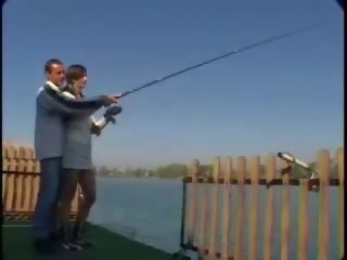 青少年 褐发女郎 吸 manhood 和 得到 性交 在 的阴户 近 fishing 业务