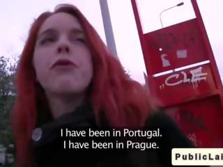 Flokëkuqe i ri grua balluke në publike banjë