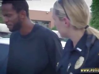 我 将 爱 到 咂 离 一 直 警察 和 年轻 女士 男 警察 袜子 肛交