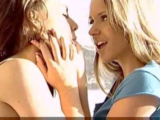 Dva krásný bruneta a blondýnka lesbička initiate ven na the patro film