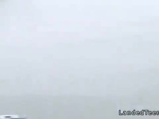 Costumed 비탄 hitchhiker 부딪 혔어요 거대한 수탉 옥외