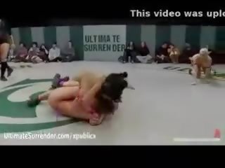 Dva teams zápas v ring pro veřejné