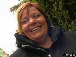 거유 플럼 퍼 유혹 에이 결혼 한 소년