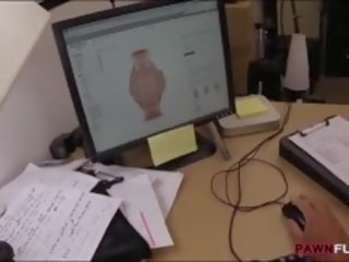 大 胸部 业务 年轻 女人 拍着 为 一 平面 ticket 背部 家