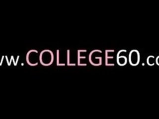 Nhóm của đại học cô gái hút thuốc một một thứ cuốc