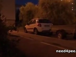 משוגע משתינים ב ה רחוב עם חובבן בחורות