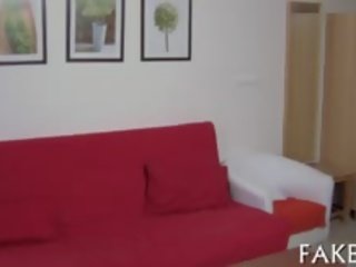 젊은 여자 vids 떨어져서 그녀의 매혹적인 몸 시 회견