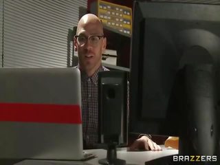 First-rate gjoksmadhe brune në e zezë çorape të gjata fucked në punë