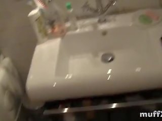 Недосвідчена брюнетка особливість дає пов мінет в ванна кімната