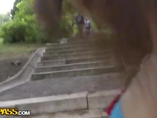 Mladý hezká videa ji kozičky v a veřejné ulice film