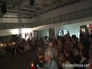 Kouření extraordinary mladý žena v černý boty získávání divoký a nezbedný na the špinavý film mov