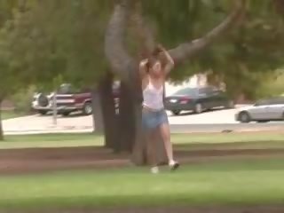 Maliit redhead bata babae running