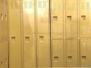 Splendid buff wrestler jerks off v na locker soba