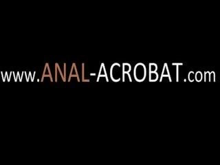 Anaal akrobaat võttes pepu sügav lakkus