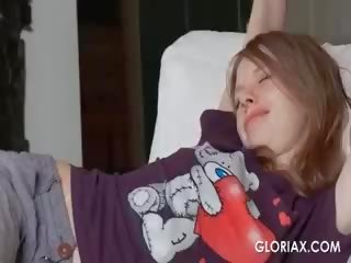 Gloria odstranjevanje ji hlače in otvoritev ji elite muca