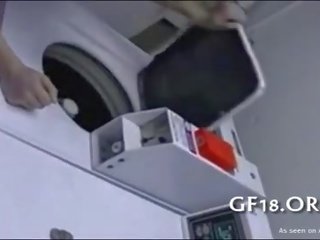 Чарівна підліток білявка трахкав на в washing машина