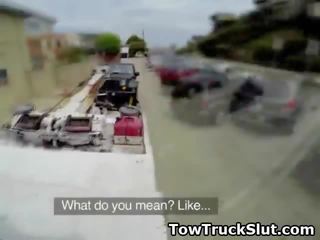 Amadora dirtbags a chupar peter em assento traseiro de tow truck