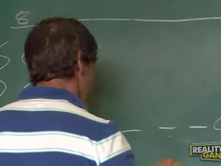 Gražu blondinė paauglys palaikymo šokėja kalbos su jos mokytojas