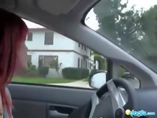 Κοκκινομάλλα/ης emo αμάξι driving γύρισε επί
