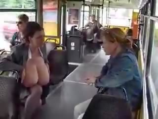 Énorme grand seins adolescent traite en la publique tram