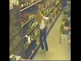Cô gái tóc vàng cọ xát cigarettes chống lại cô ấy âm hộ trong sho