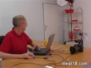 Дуже смачний ціпонька removes її beguiling жіночу нижню білизну і приймає a добре удари