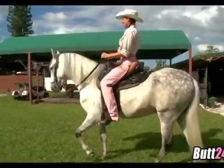 Rachel sits her horse göt on a horse