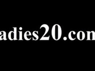 Lesbs avendo xxx clip in anteriore di specchio