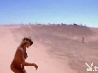 매력적인 badass 아가씨 사랑 모래 boarding