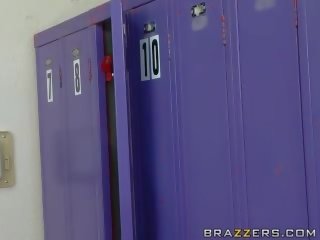 迷人 大 titted 金發 得到 釘 在 該 locker 室