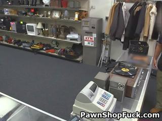 Outstanding брюнетка на її коліна за counter в pawn магазин