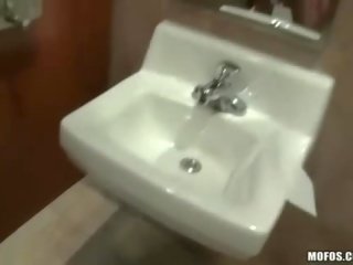Мадама брюнетка бонбонче получава задници изтръгнат