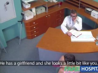 Fakehospital gjoksmadhe ish e pisët kapëse yll përdor të saj e mahnitshme seksual aftësi