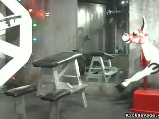滥用 和 占主导地位 的阴户