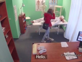 Kūdas pacientas atsibunda į viršų ir dulkina medico