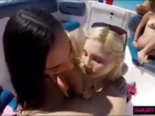 Slutty besties menikmati bot majlis prepares ke dalam teruk elit pesta seks berkumpulan