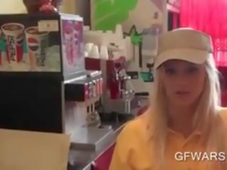 Bjonde kamariere pidh dorëshkathët në pov stil