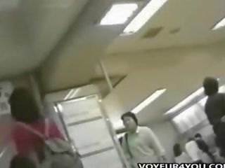 Giapponese adolescent upskirt mutandine segretamente videoed