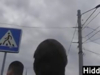 Получаване на гръден кош и къса пола изстрела на тя