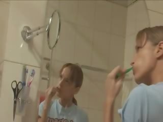Ivanas 早晨 他媽的 在 浴室