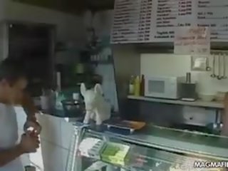 Një i ri dhe i ngushtë kurvë punimet si një kamariere dhe dua në