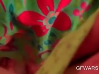 Asyano maliit naglalaro may kanya pagdaklot sa pov