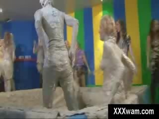 놀랄만한 모델 파멸 천 과 도착 그들의 몸 불결한 에 기분 좋은 진흙 레슬링 match