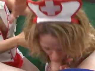 2 fantastique infirmières donner une pipe