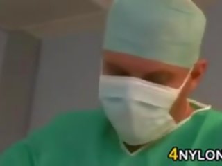 Vogëlushe dëshiron the doktori në the spital