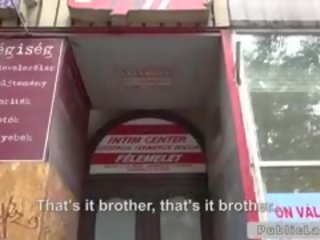 Dude fucks brunet behind stol in sikiş video shop